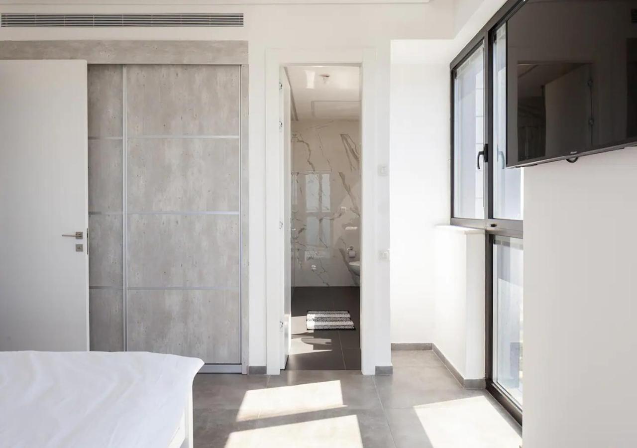 Апартаменты Oַ&O Group- Luxury Penthouse Jacuzzi Sea 36 Floor Бат-Ям Экстерьер фото