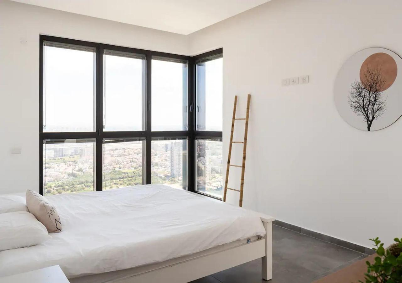 Апартаменты Oַ&O Group- Luxury Penthouse Jacuzzi Sea 36 Floor Бат-Ям Экстерьер фото