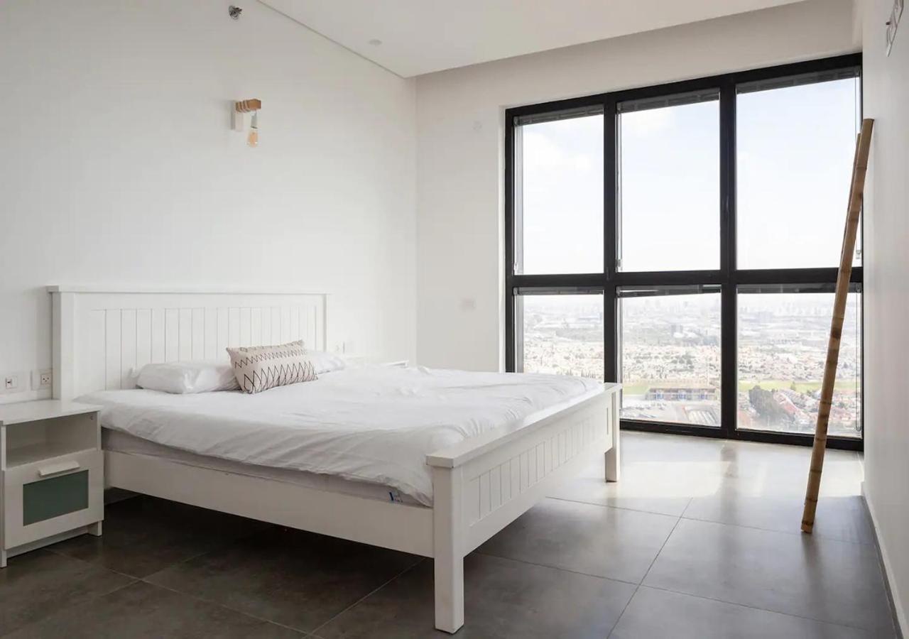 Апартаменты Oַ&O Group- Luxury Penthouse Jacuzzi Sea 36 Floor Бат-Ям Экстерьер фото